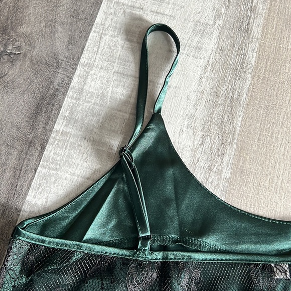 NWOT PAJAMA SET SATIN SPAGHETTI STRAP TOP WITH LONG PANTS NEVER WORN - Picture 9 of 14